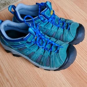 Keen hiking shoes💙